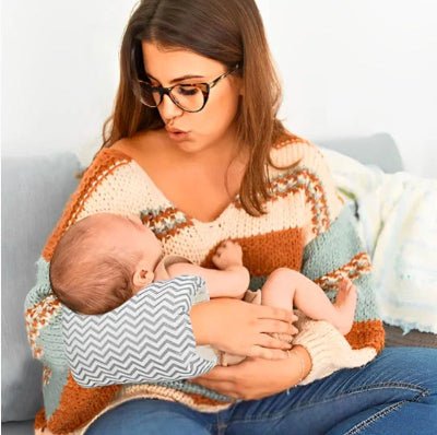 COUSSIN-ALLAITEMENT-bras-zigzag-maman-bebe-boit