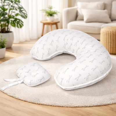 Coussin d'allaitement avec mini pad amovible, sur un tapis rond dans un salon lumineux.